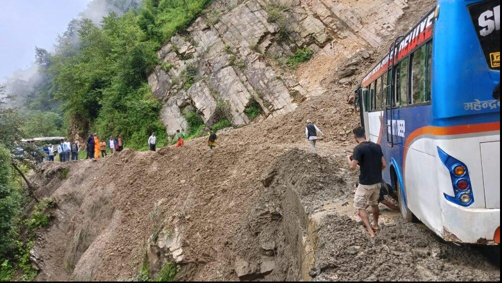 बाढी–पहिरोले देशका विभिन्न सडक अवरुद्ध, रसुवाका सडक पूर्ण रूपमा बन्द